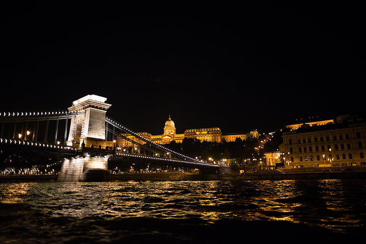 Széchenyi chain bridge, Vaatamisväärsused, Doonau jõgi, öö, Budapest, Ungari, Euroopa