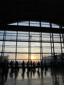 Luchthaven, mensen, reizen, zonsopgang, wachten, silhouetten