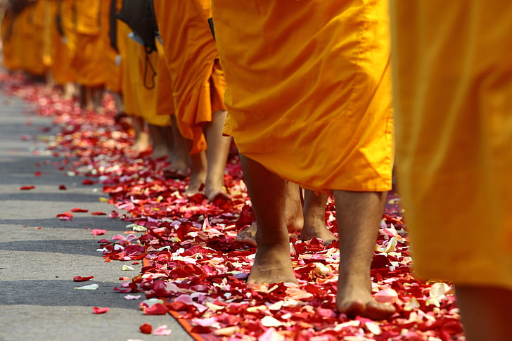 με τα πόδια, βουδιστές, μοναχοί, παράδοση, τελετή, Ταϊλάνδη, Ταϊλανδικά