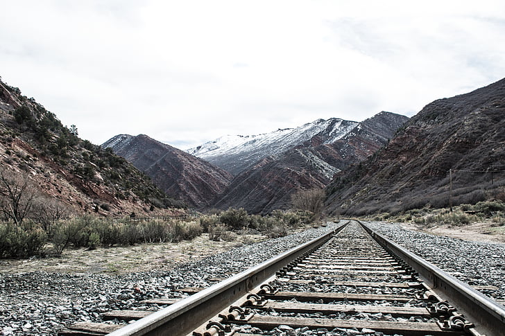 raudtee, mäed, pool, kaetud, lumi, päevasel ajal, loodus