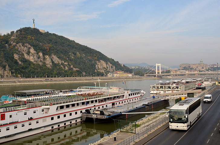 Budapešť, na první pohled, podzim, loď, autobus, Alžbětin most