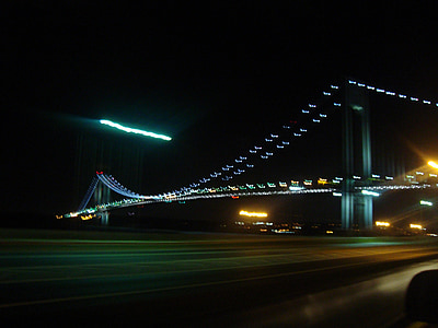 Verrazano bridge, Brooklyn, dálnice, noční, světla, provoz, rozostření