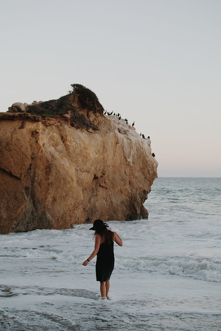 γυναίκα, μαύρο, φόρεμα, στέκεται, αιγιαλού, παραλία, νερό