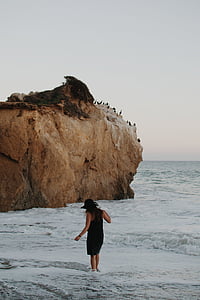 mulher, preto, vestido, em pé, beira-mar, praia, água