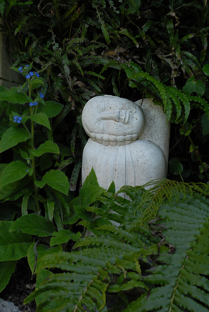 una pedra, escultura de jardí, escultura