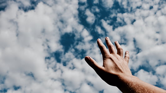 manos, dedos, brazo, nublado, azul, cielo, nubes