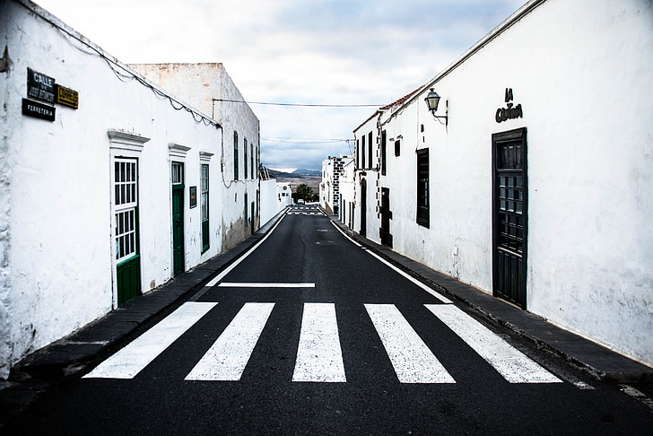 Calle José betancort, Teguise, Lanzarote, cesta, přechod pro chodce, ulice, Architektura