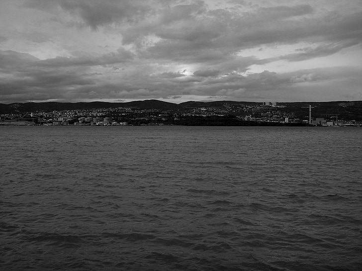 Trieste, mare, alb-negru