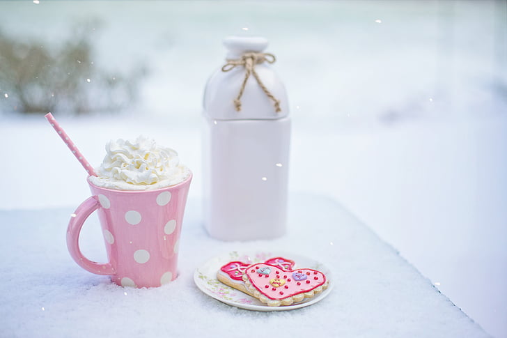 dia de Sant Valentí, xocolata calenta, galetes de cor, gerra de llet, l'amor, cor, beguda