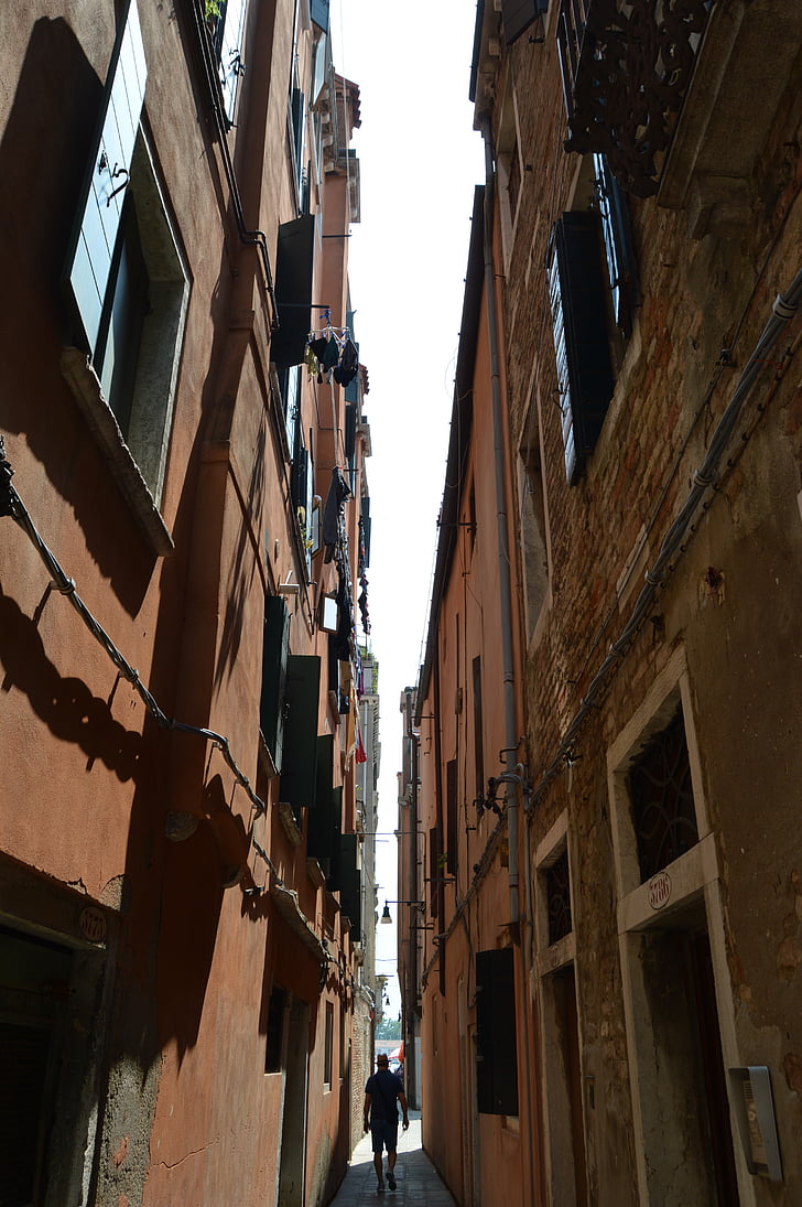 gatve, Venice, šaurā iela, augstas mājas, staigāt
