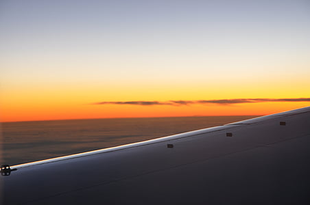 zachód słońca, okno samolotu