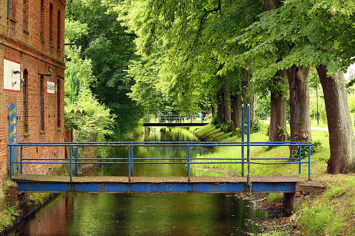 Ludwigslust-feriestedet, kanal, Canal street, Bridge, stålet brua, vann, trær