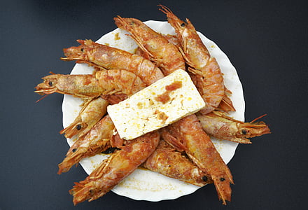 gambes i formatge feta, menjar grec, fotografia d'aliments, marisc, sopar, cuina, plat