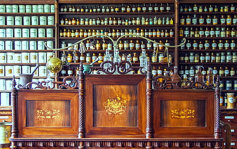 farmácia, contador, médica, balcão de farmácia histórica, mesa de madeira, garrafas de vidro, óculos de pistão