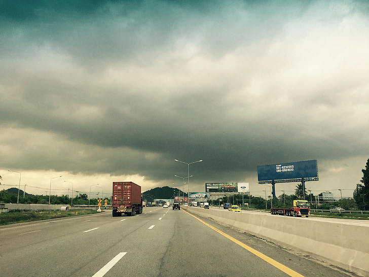 tiempo en, triste, cielo nublado, día nublado, carretera, autopista, camiones