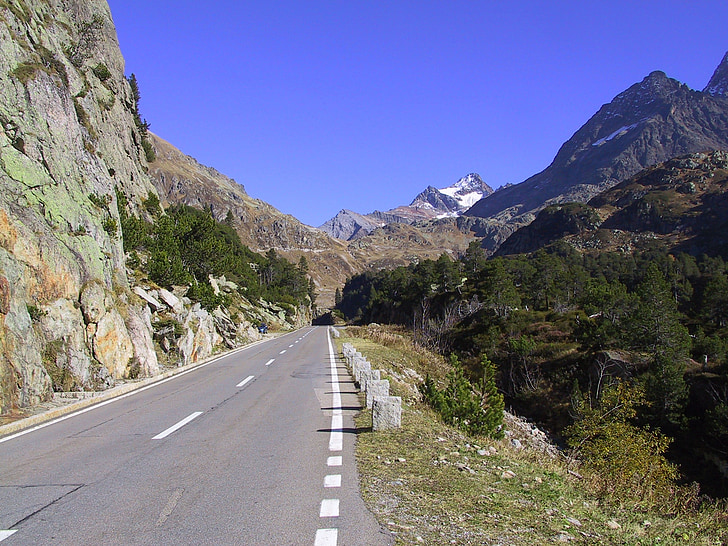Pass road, Alpine, Sola