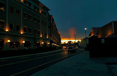 voitures, Circ., à côté de, bâtiment, Or, heure, sombre