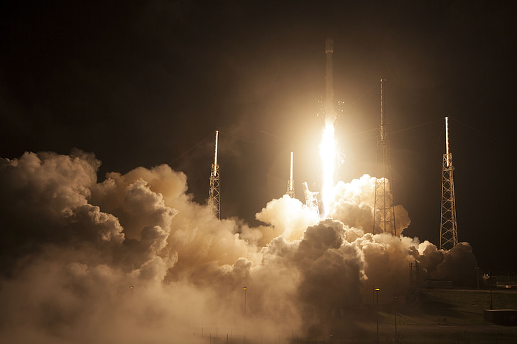 Start rakiety, SpaceX, momencie wyniesienia, uruchomienie, płomienie, napędu, miejsca