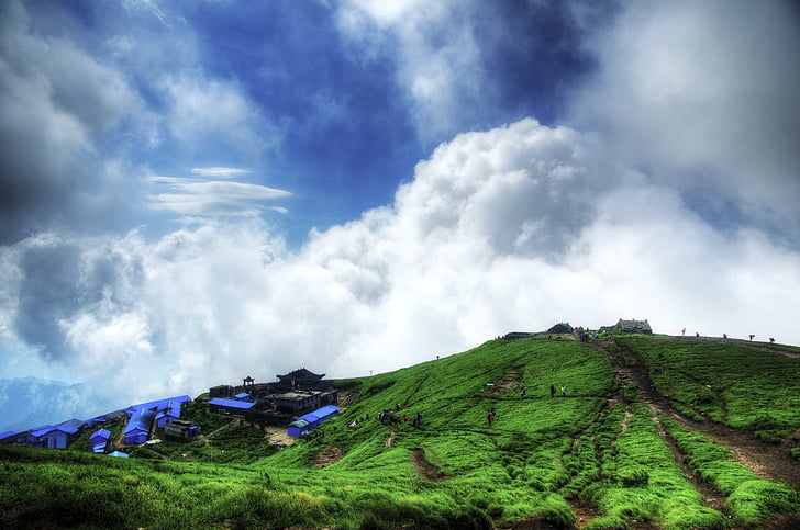 White cloud, blå himmel, hus, gräsmark, wugongshan