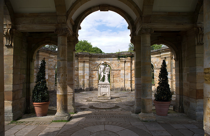 Castillo de Hever, Kent, Reino Unido, Jardín italiano, estatua de mármol, columnas de piedra, arcos