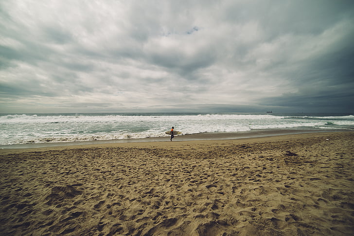 người đàn ông, đứng, bên bờ biển, nắm giữ, ván trượt, Ban ngày, Bãi biển