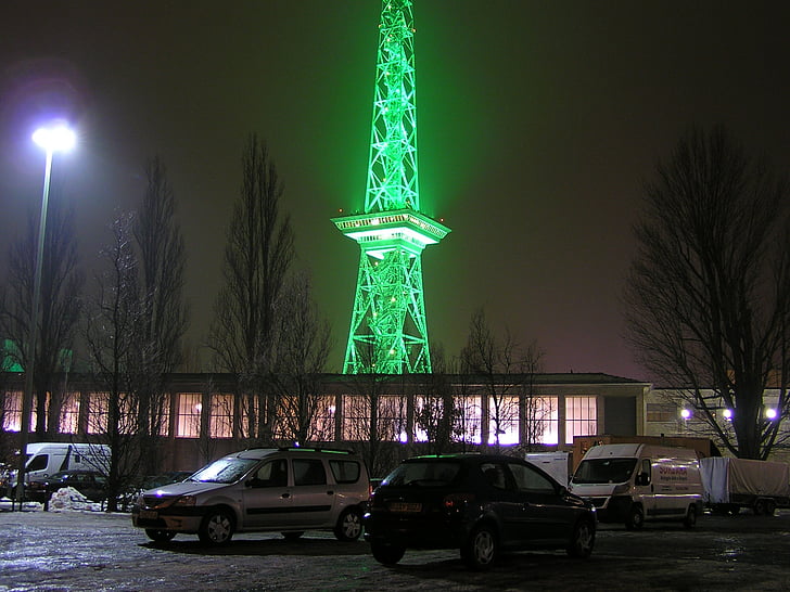 autostāvvieta, parks, radio torni, Berlīne, naktī