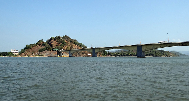 Kali-Fluss, Brücke, Mündung, Hügel, Karwar, Indien