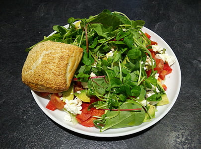 salada mista, pão com gergelim, tomate, páprica, queijo feta, abacate, saudável