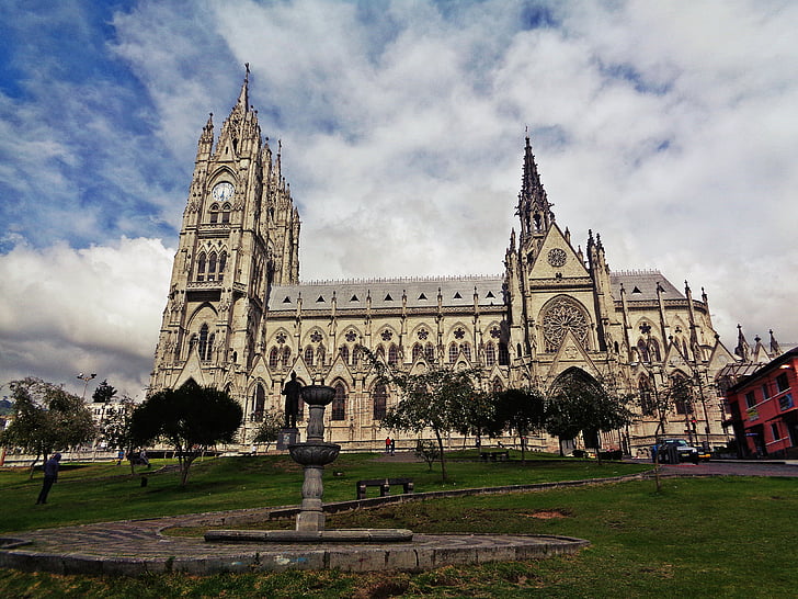 Quito, Equador, a Catedral, neogotyk, arquitetura, nuvem - céu, exterior do prédio