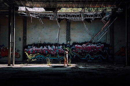 om, luând, Foto, lângă, perete, graffiti, oameni