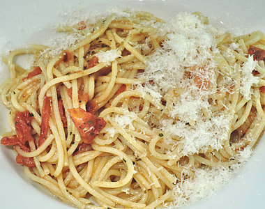 spagetid, tomatid, juustu, oliiviõli, küüslauk, basiilik