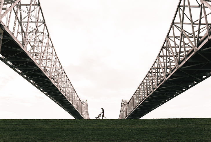 Foto, osoba, guranje, kolica, most, čelik, viseći most