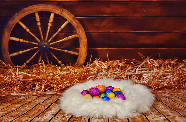 Velikonoce, barevné vejce, stánek, seno, jehněčí kůže, Veselé velikonoce, kolečko