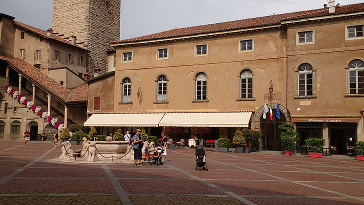 Plaza, Univerza, vir