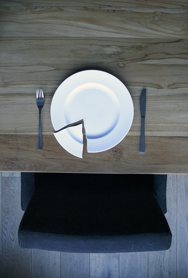 defekte Platte auf einem Holztisch, Platte, China, fine Bone china, aus Holz, gebrochen, Tabelle