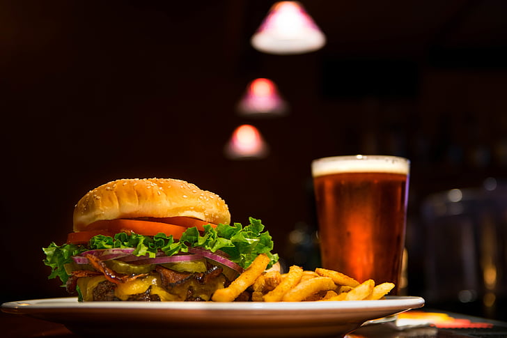 øl, Burger, cheeseburger, chips, close-up, drink, fastfood