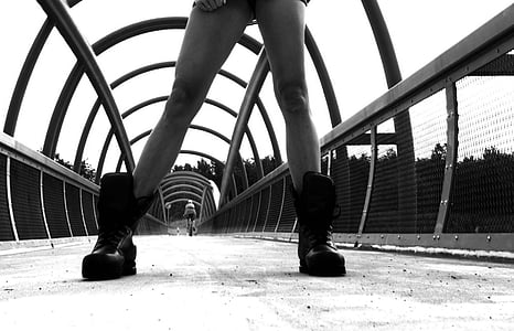 kolesar, most, škornji, noge, črno-beli, nizko oddelek, most - človek je struktura