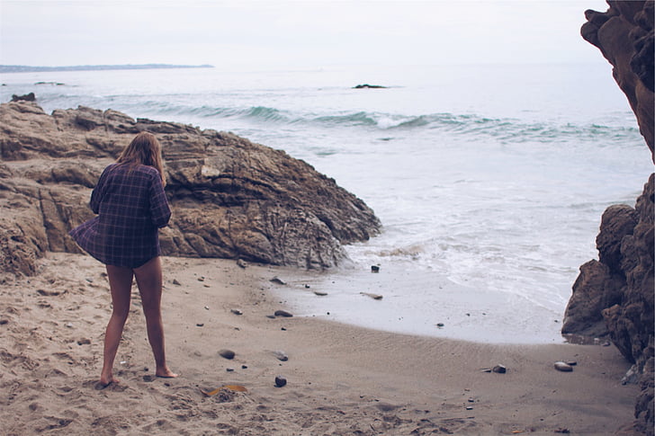woman, plaid, shirt, going, shore, beach, sand