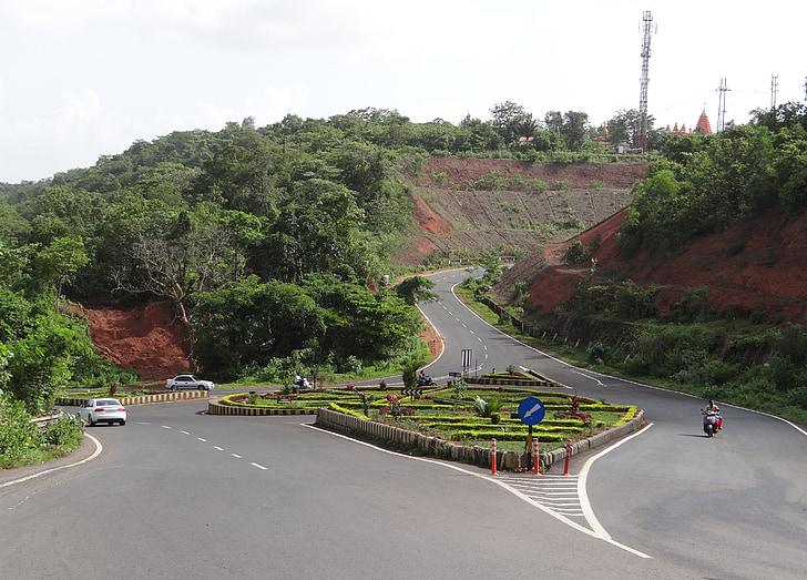 út találkozásánál, forgalom-sziget, Hill road, Goa, India