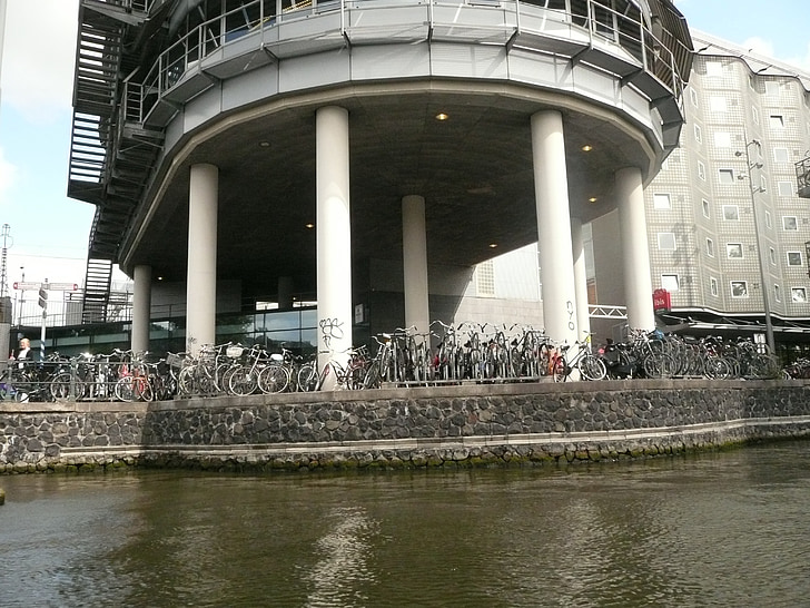 Amsterdam, Bike park place, turen går ned
