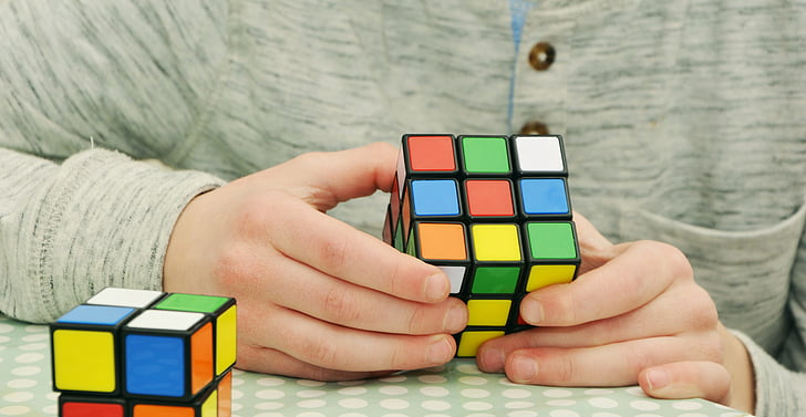 Rubikin kuutio, kärsivällisyyttä, hankala, harrastus, taito, pelata, vaikea