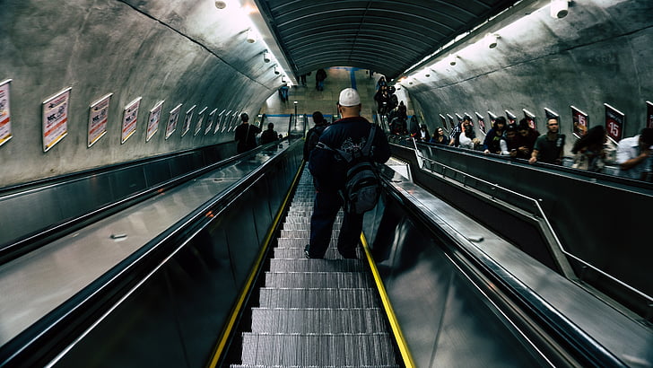 Commuter, escalera mecánica, movimiento, personas, reflexión, estación de, metro