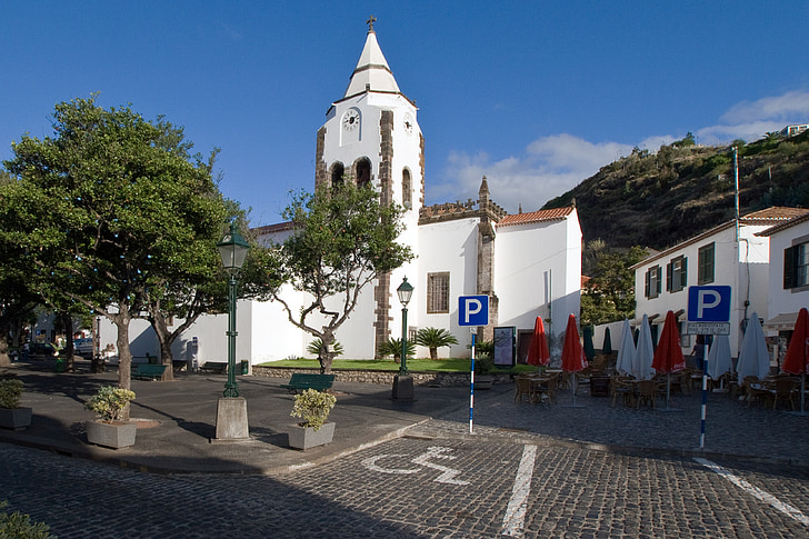 Madeira, Santa cruz, Gereja
