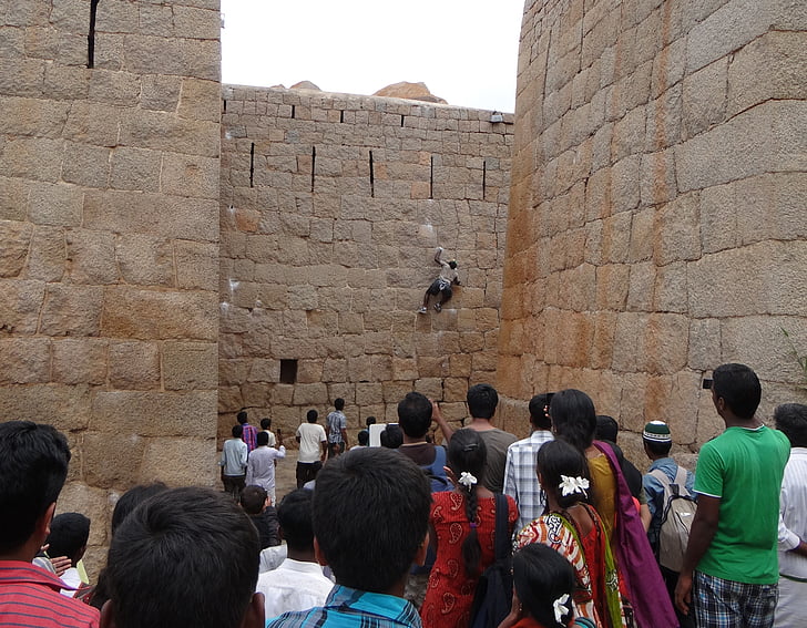 jyothi rai, Spiderman, verticale muurklimmen, rotsklimmen, Fort, Chitradurga, Karnataka