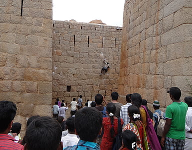 Jyothi rai, Spiderman, pared vertical subir, escalada en roca, Fort, Chitradurga, Karnataka