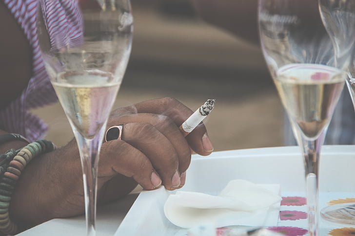 persona, celebració, cigarret, bóta, assegut, al costat de, dos