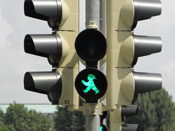 mazais vīriņš zaļa, luksofori, zaļa, iet, satiksmes signālu, ceļa zīme, gaismas signāls