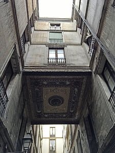 Barselona, Senamiestis, gimė, istoriškai, Architektūra, pastatyta struktūra, langas
