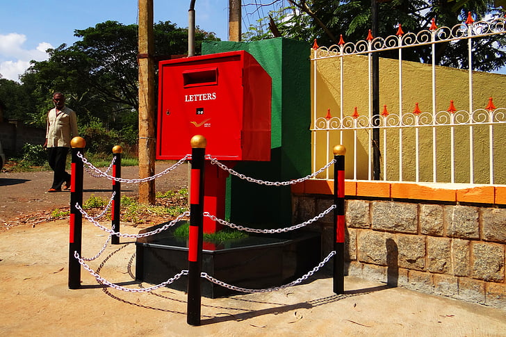poštovní schránka, poštovní schránka, typ televizního, červená, Indie post, Barikáda, muž