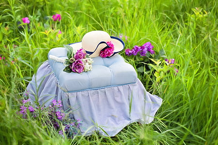 Tuin, zomer, vrij, hoed op een bankje, bloemen, weide, groen